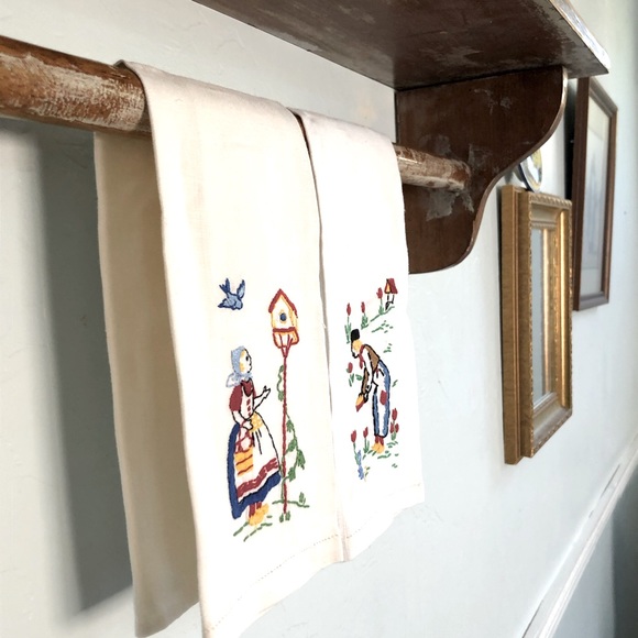 VINTAGE “Feeding the Birds” Set/2 Fingertip Towels, Linen, Red/Blue/Yellow - Picture 5 of 9